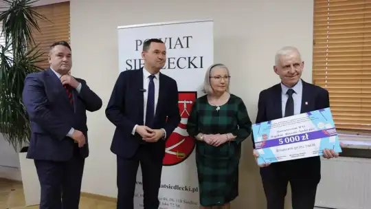 Przekazanie czeków w Starostwie Powiatowym w Siedlcach