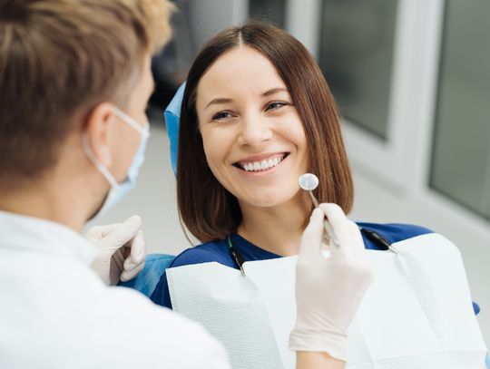 Dlaczego warszawscy periodontolodzy polecają kiretaż? Zobacz, na czym polega i jakie przynosi korzyści