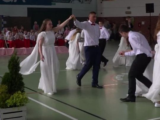 Bialscy uczniowie zatańczyli poloneza