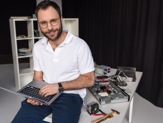 Biały ekran w laptopie – poznaj najczęstsze przyczyny