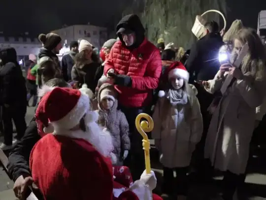 Choinka na placu Sikorskiego w Siedlcach już rozświetla miasto!