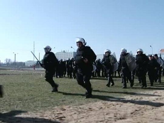 Ćwiczenia policjantów na stadionie