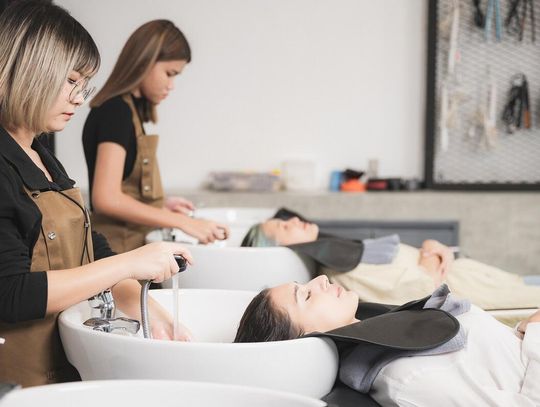 Czy można tanio prowadzić salon fryzjerski?