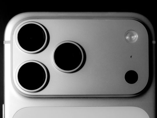 Czy większy ekran iPhone'a zmienia sposób korzystania z telefonu? Szybkie porównanie 17 Pro z Pro Max