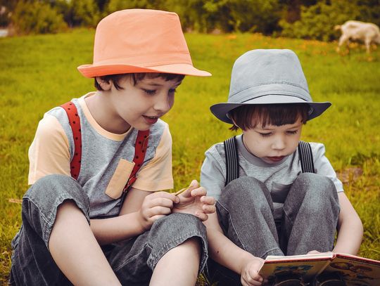 CZYTAJ DZIECIOM: 5 KSIĄŻEK, KTÓRE POWINNY ZNALEŹĆ SIĘ W DOMOWEJ BIBLIOTECE