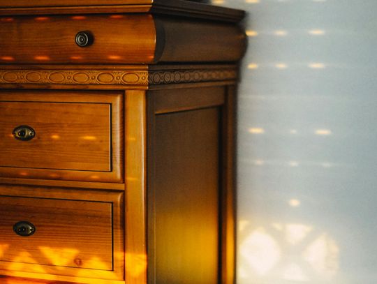 Ekskluzywne komody włoskie – jak wybrać mebel, który podniesie prestiż wnętrza?