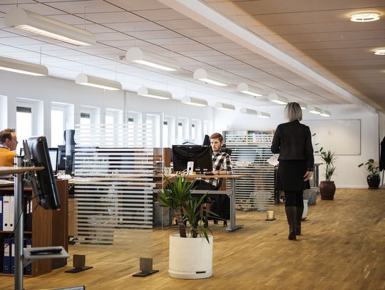 Garnitury damskie – jak dobrać idealny krój do swojej sylwetki?