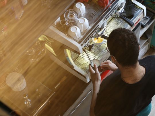 Innowacyjne funkcje zmywarek do zabudowy – które spośród nich zapewnią najwyższy komfort zmywania naczyń?