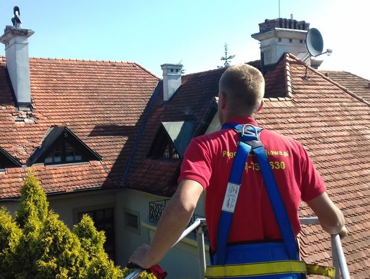 Kluczowe naprawy dekarskie dla ochrony dachu zimą