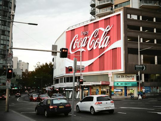 Megaboardy vs. Standardowe Billboardy – Który Format Reklamowy Wybrać dla Swojej Firmy?
