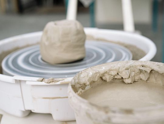 Narzędzia ceramiczne dla początkujących – co przydaje się przy formowaniu, modelowaniu i zdobieniu?