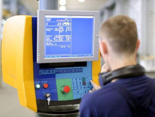 Nowe czy używane – jakie maszyny CNC wybrać?
