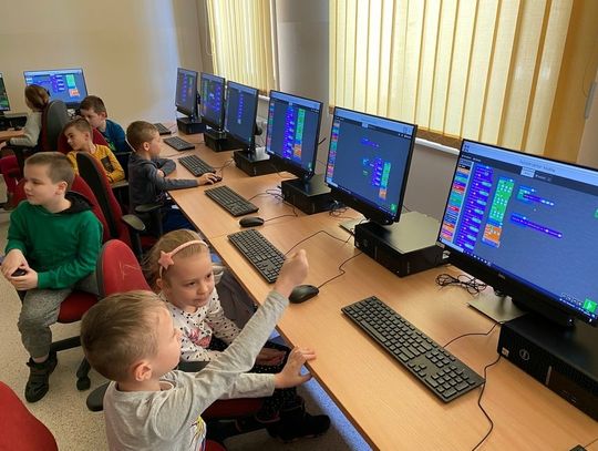 Ponad 100 uczniów postawiło pierwsze kroki w programowaniu w ramach akcji „Koduj z Gigantami” w Siedlcach