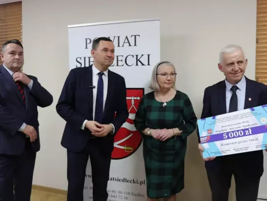 Przekazanie czeków w Starostwie Powiatowym w Siedlcach