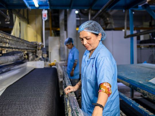 Systemy pakowania produktów spożywczych – jak dobrać rozwiązanie do rodzaju wyrobu i procesu?