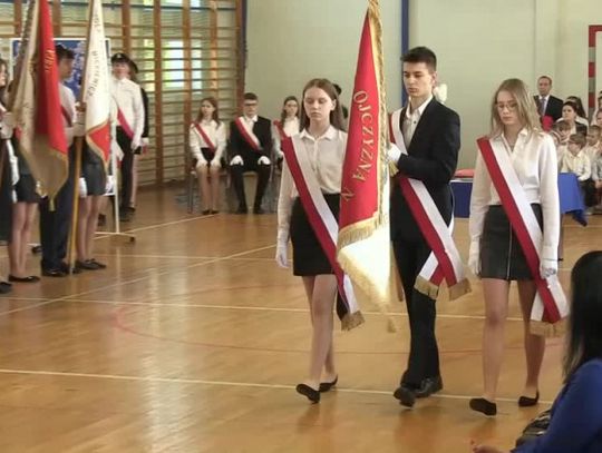 Szkoła w Białkach w gm. Siedlce z nowym sztandarem