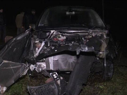 Wjechał osobówką pod pociąg