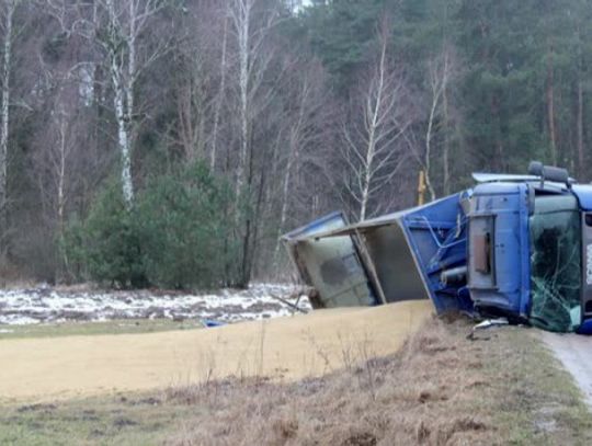 Wysypane ponad 20 ton zboża – kierowca w szpitalu