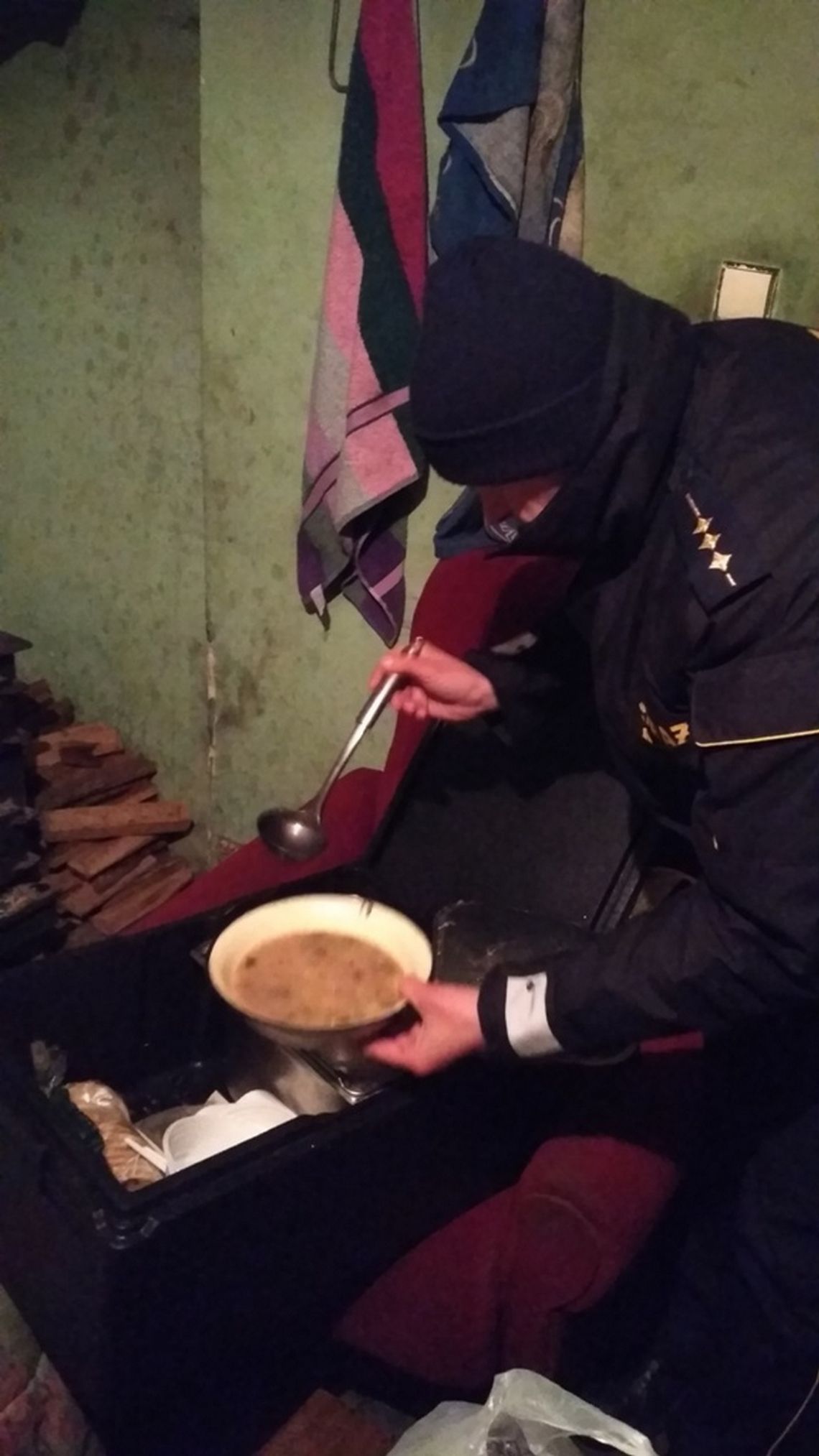 Policjanci rozwozili ciepłe posiłki 