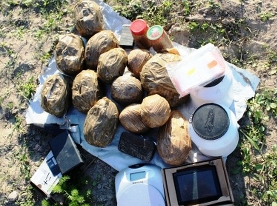 Ponad cztery kilogramy narkotyków zakopane pod ziemią