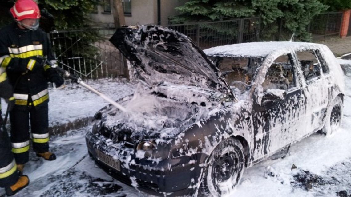 VW Golf doszczętnie spłonął