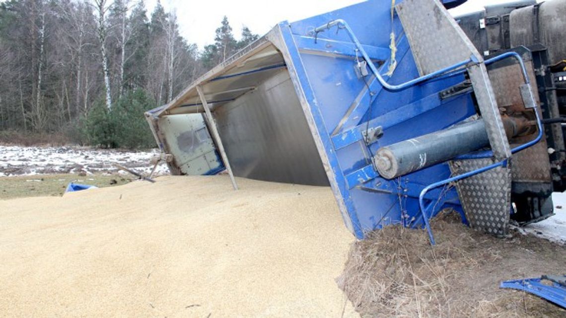 Wysypane ponad 20 ton zboża – kierowca w szpitalu