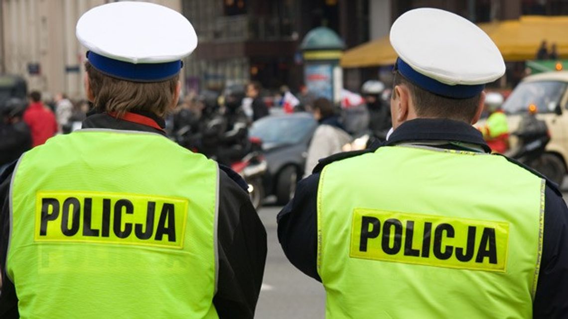 Zatrzymał się na zielonym świetle Zatrzymał się na zielonym świetle